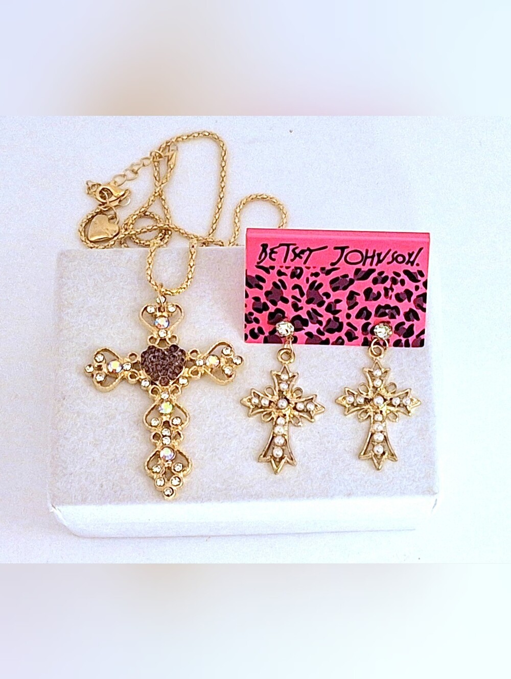 Set:Magnificent Gold cross pendant necklace & filigree cross pearl stud earrings